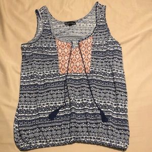 💟Navy blue, coral and white tank top.